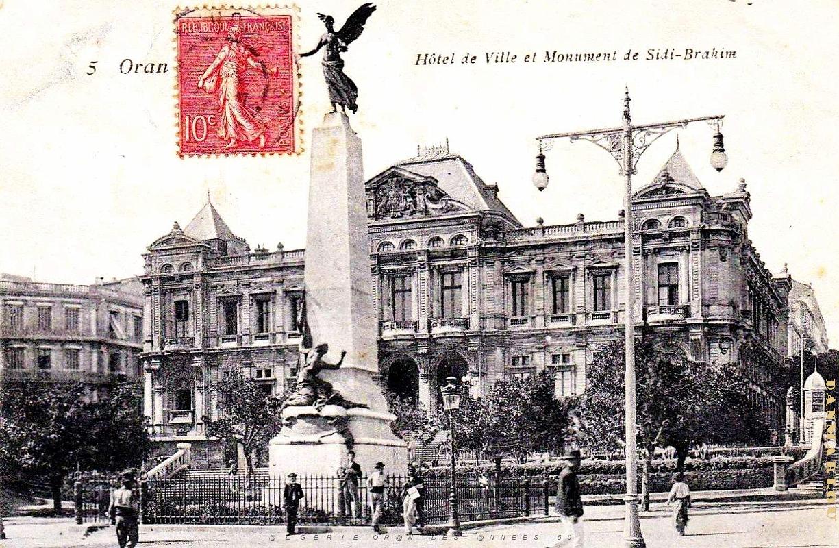 Oran - Hotel de Ville et Monument Sidi-Brahim.jpg